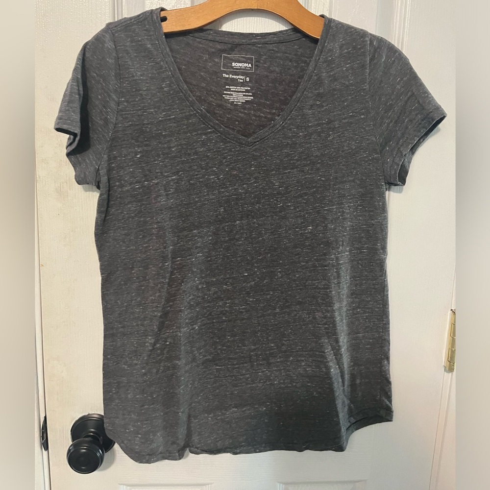 Women’s vneck tee